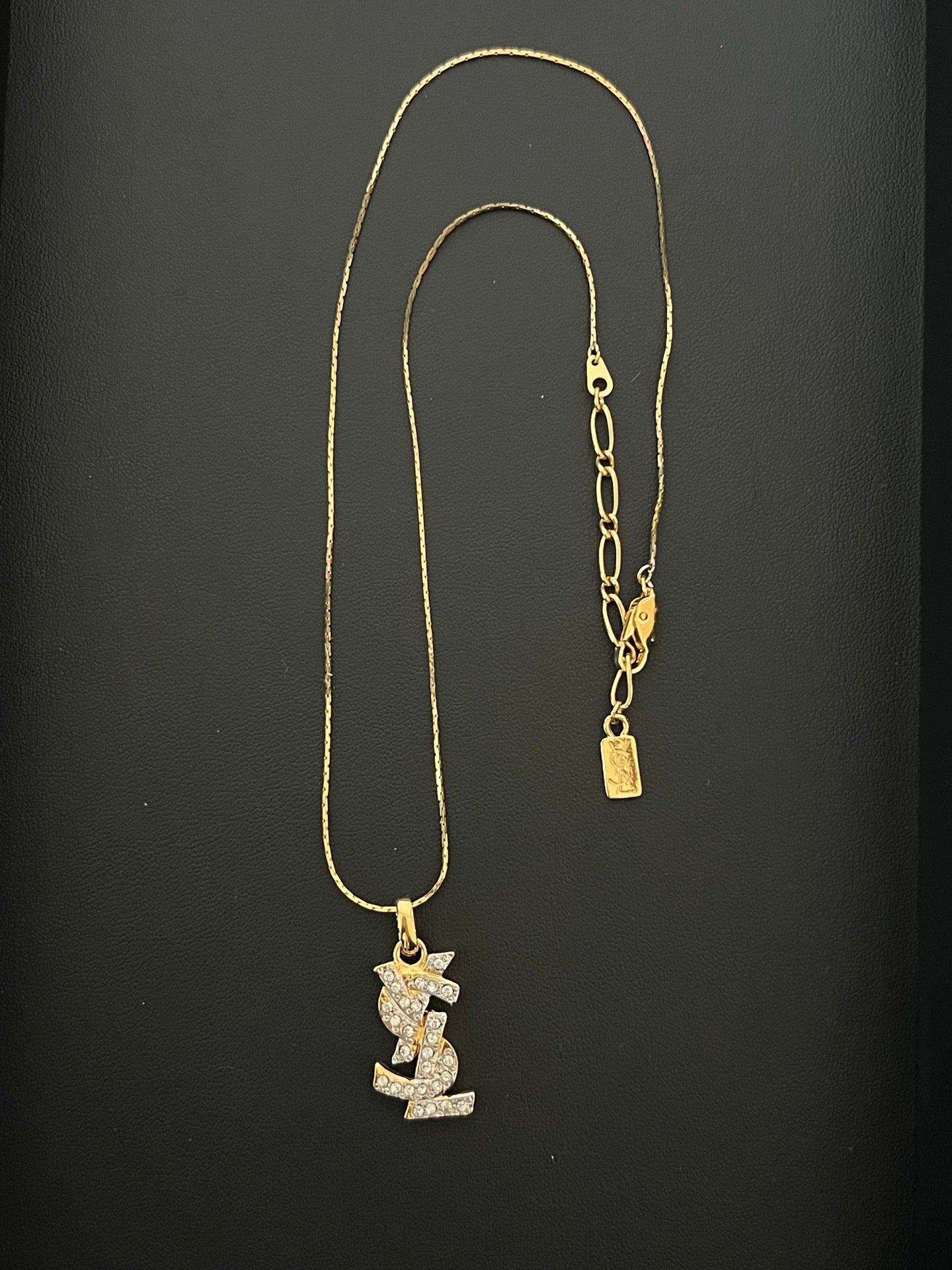 Collar con colgante de logotipo de cristal vintage de Yves Saint Laurent