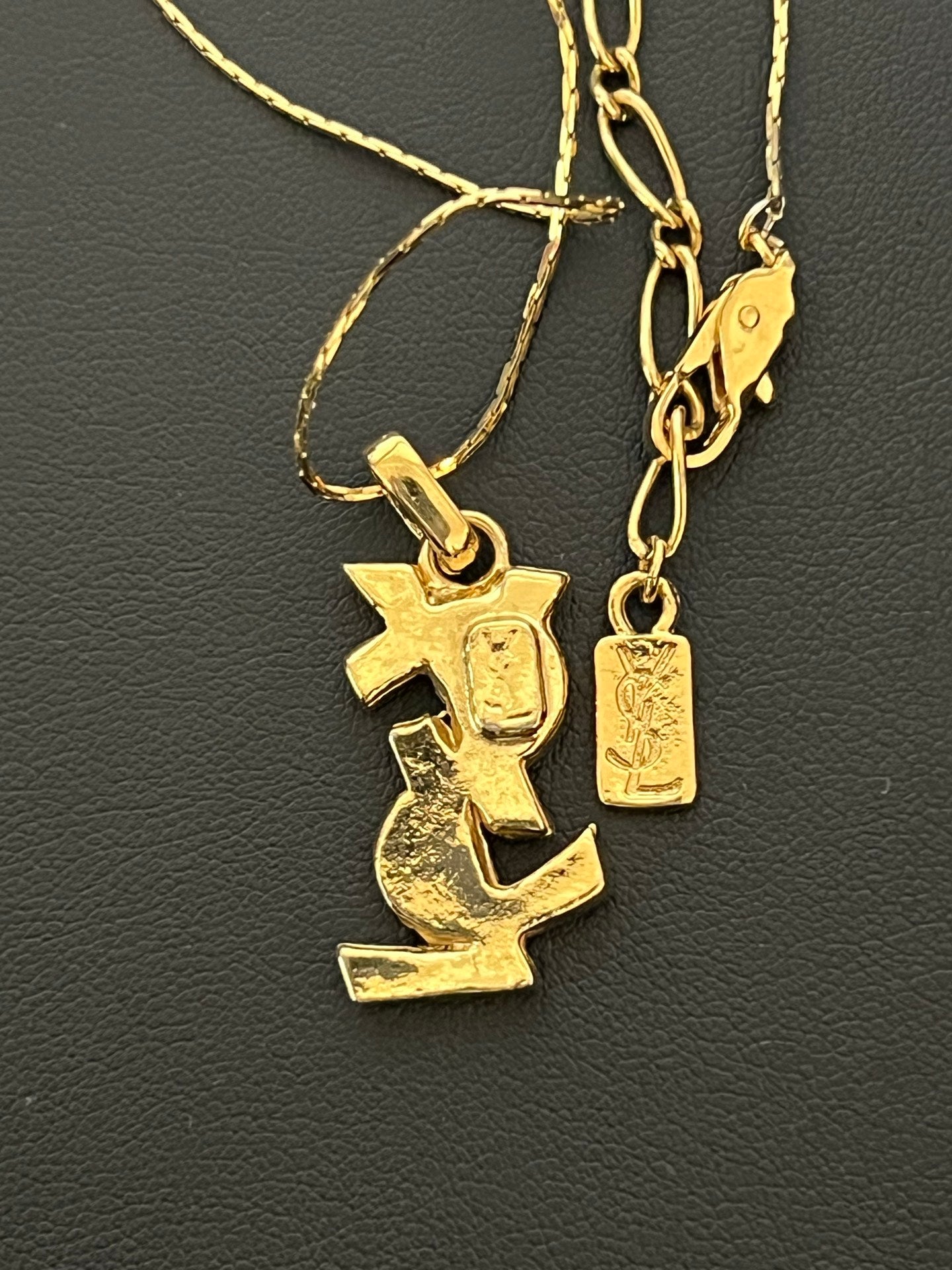 Collar con colgante de logotipo de cristal vintage de Yves Saint Laurent