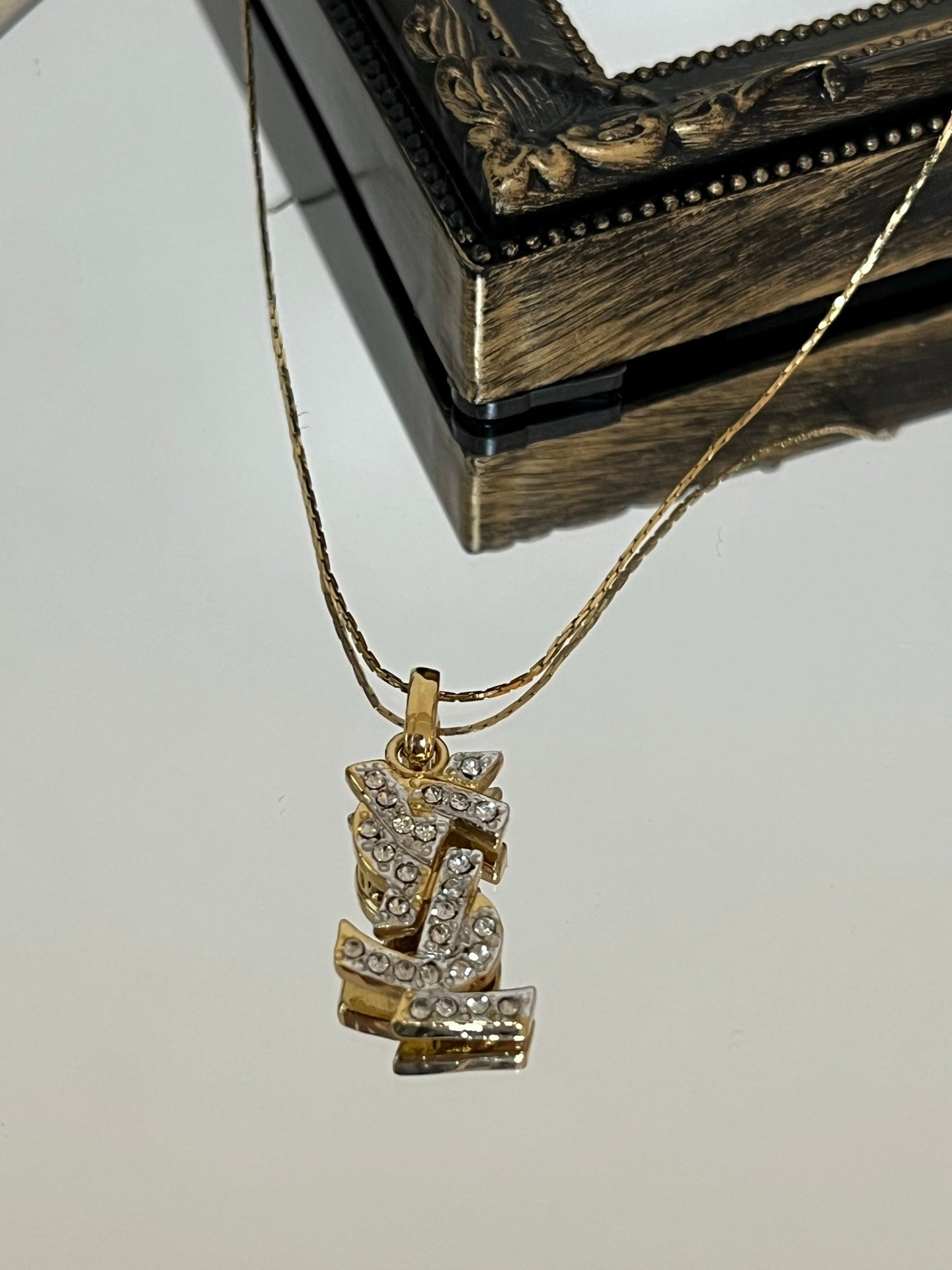 Collar con colgante de logotipo de cristal vintage de Yves Saint Laurent