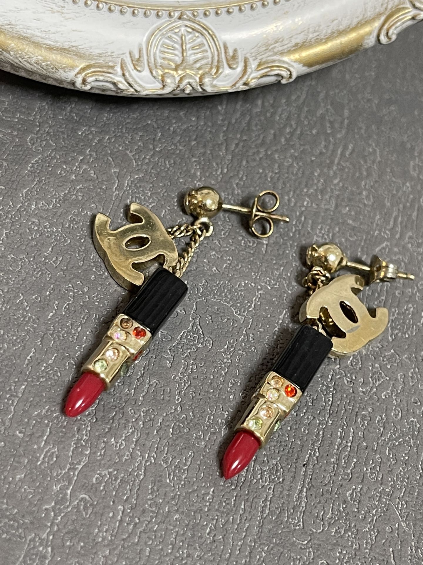 Pendientes de lápiz labial de Chanel
