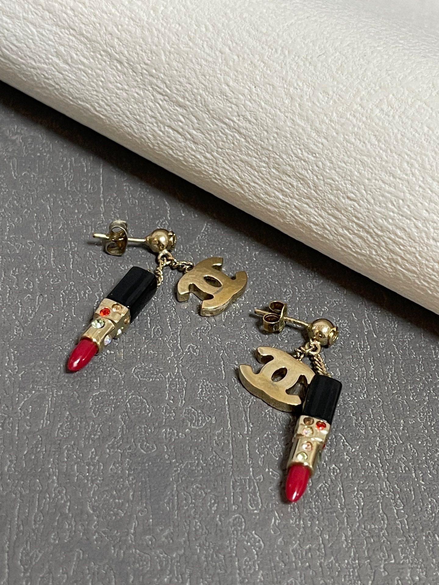 Pendientes de lápiz labial de Chanel