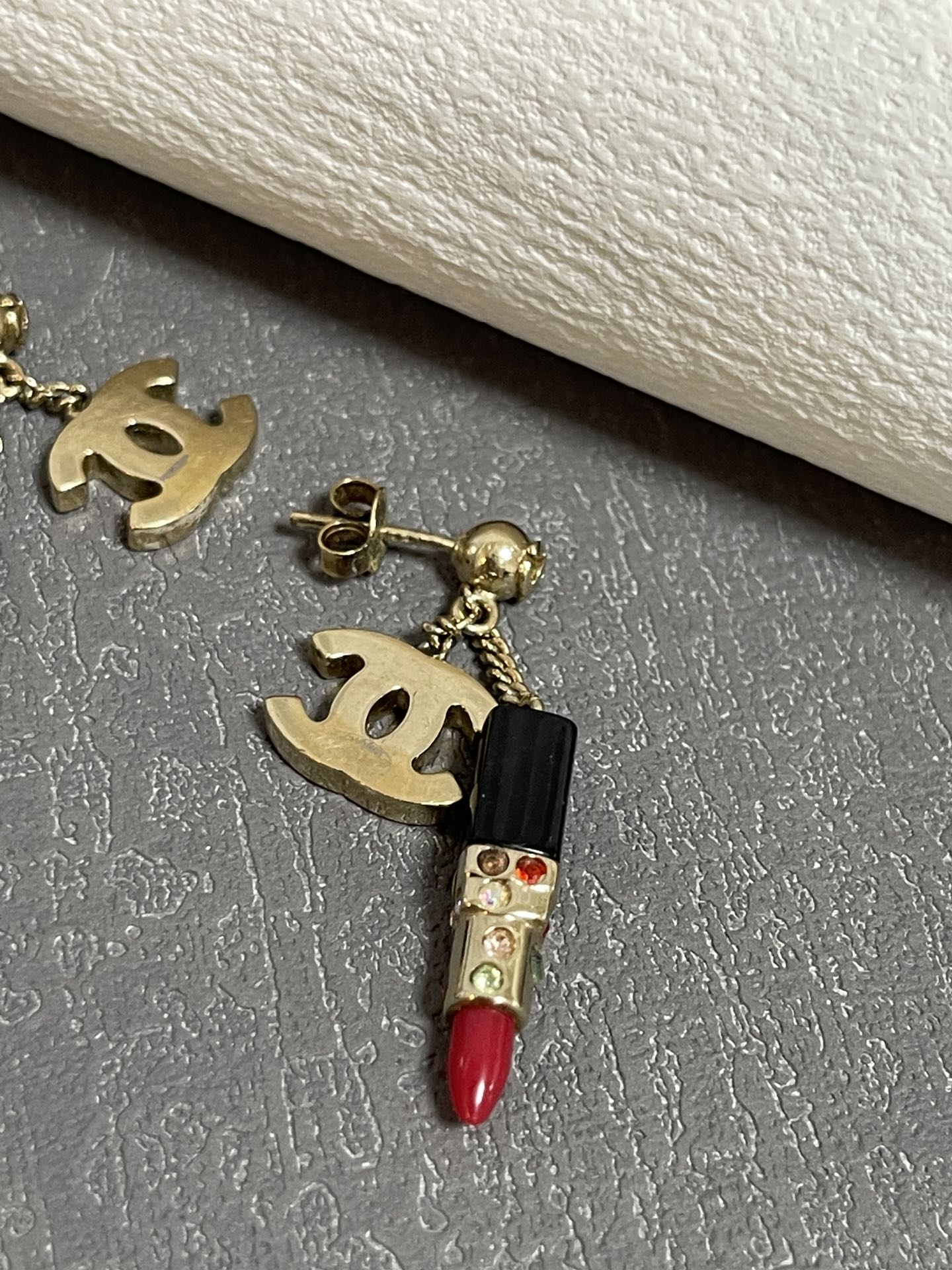 Pendientes de lápiz labial de Chanel