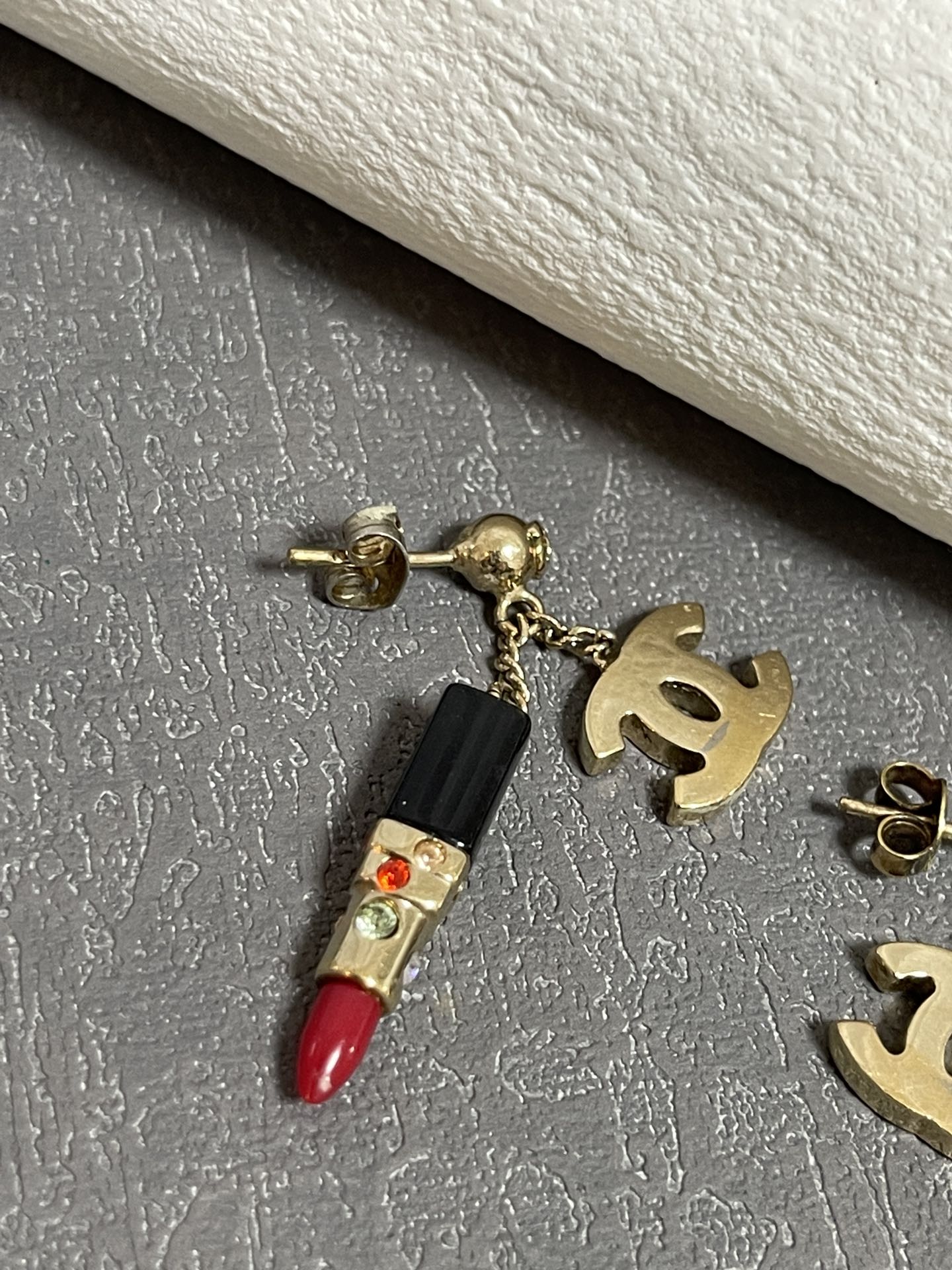 Pendientes de lápiz labial de Chanel