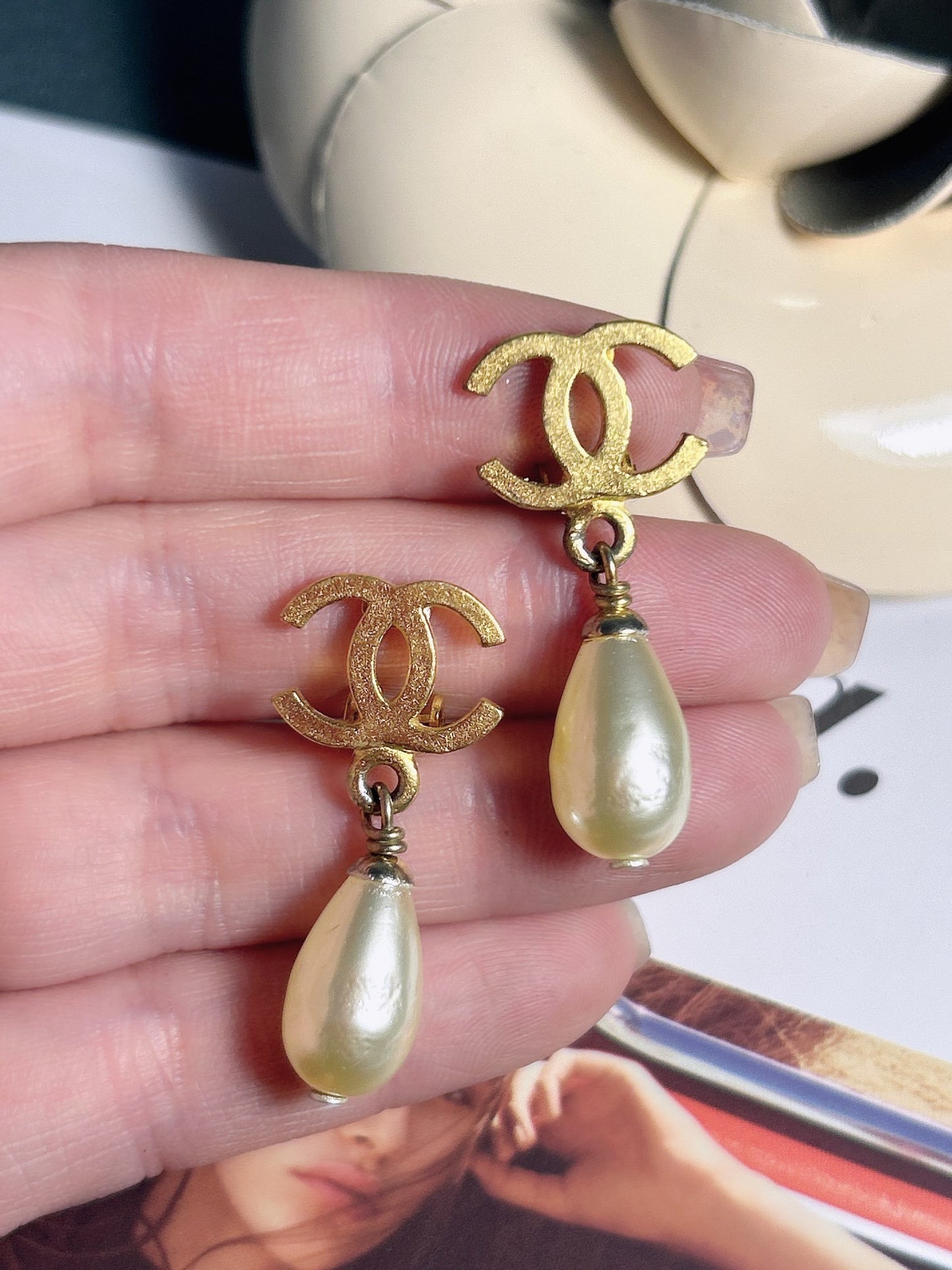 Pendientes colgantes de perlas vintage de Chanel