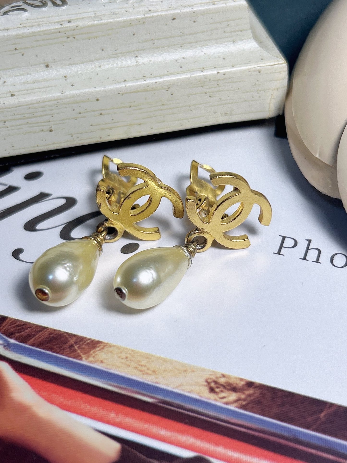Pendientes colgantes de perlas vintage de Chanel
