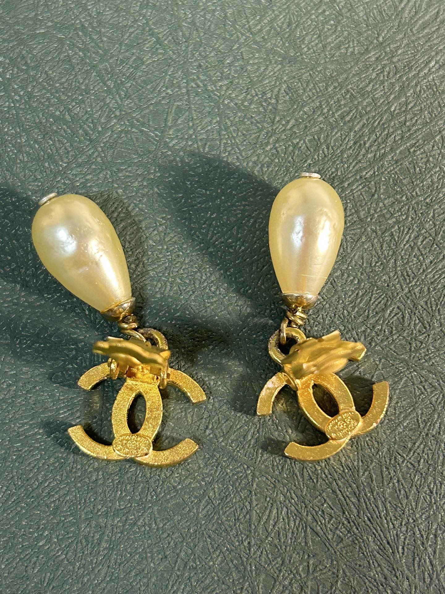 Pendientes colgantes de perlas vintage de Chanel