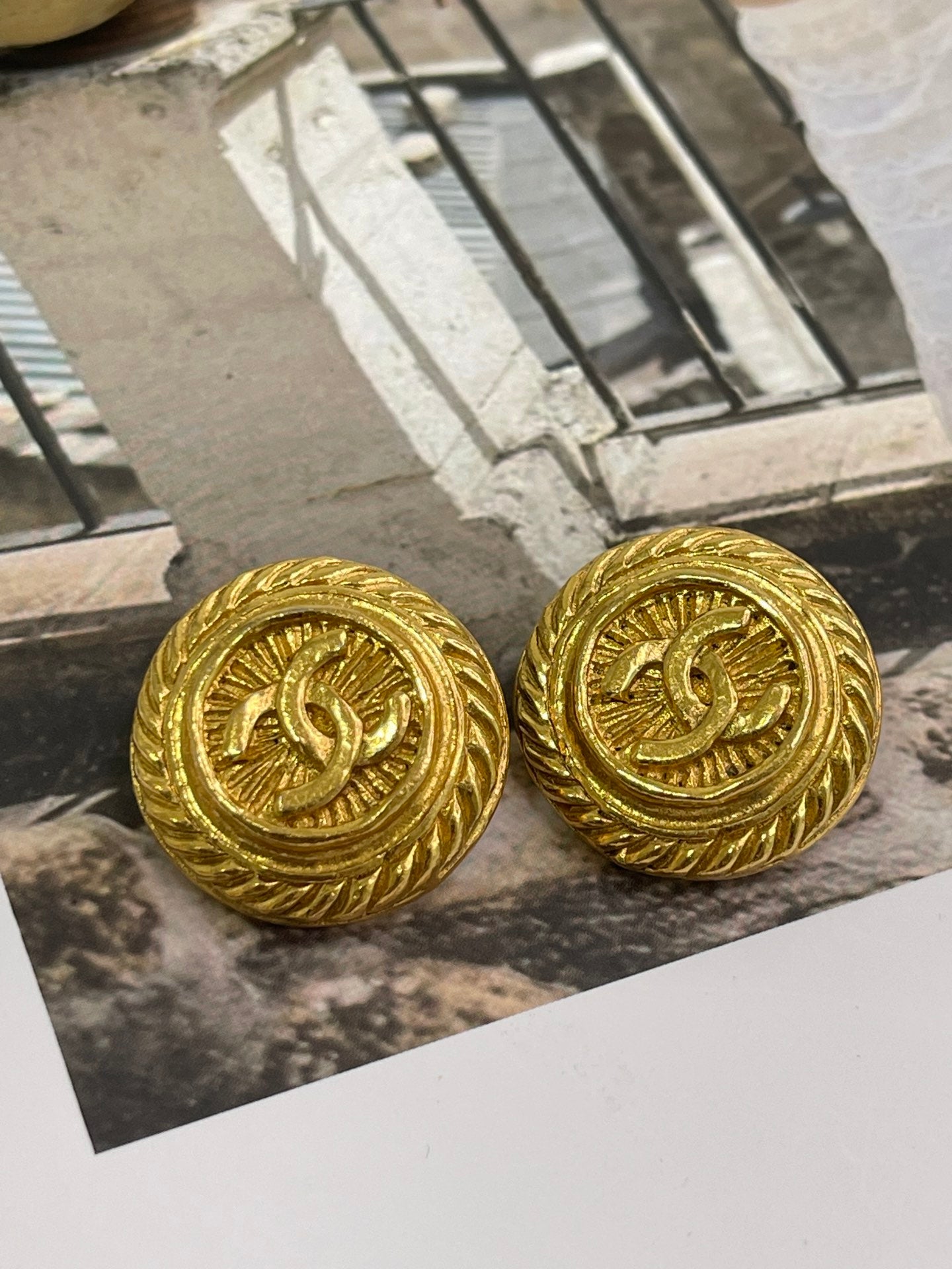 Pendientes Chanel Vintage Gold Round Coco Mark Dorados