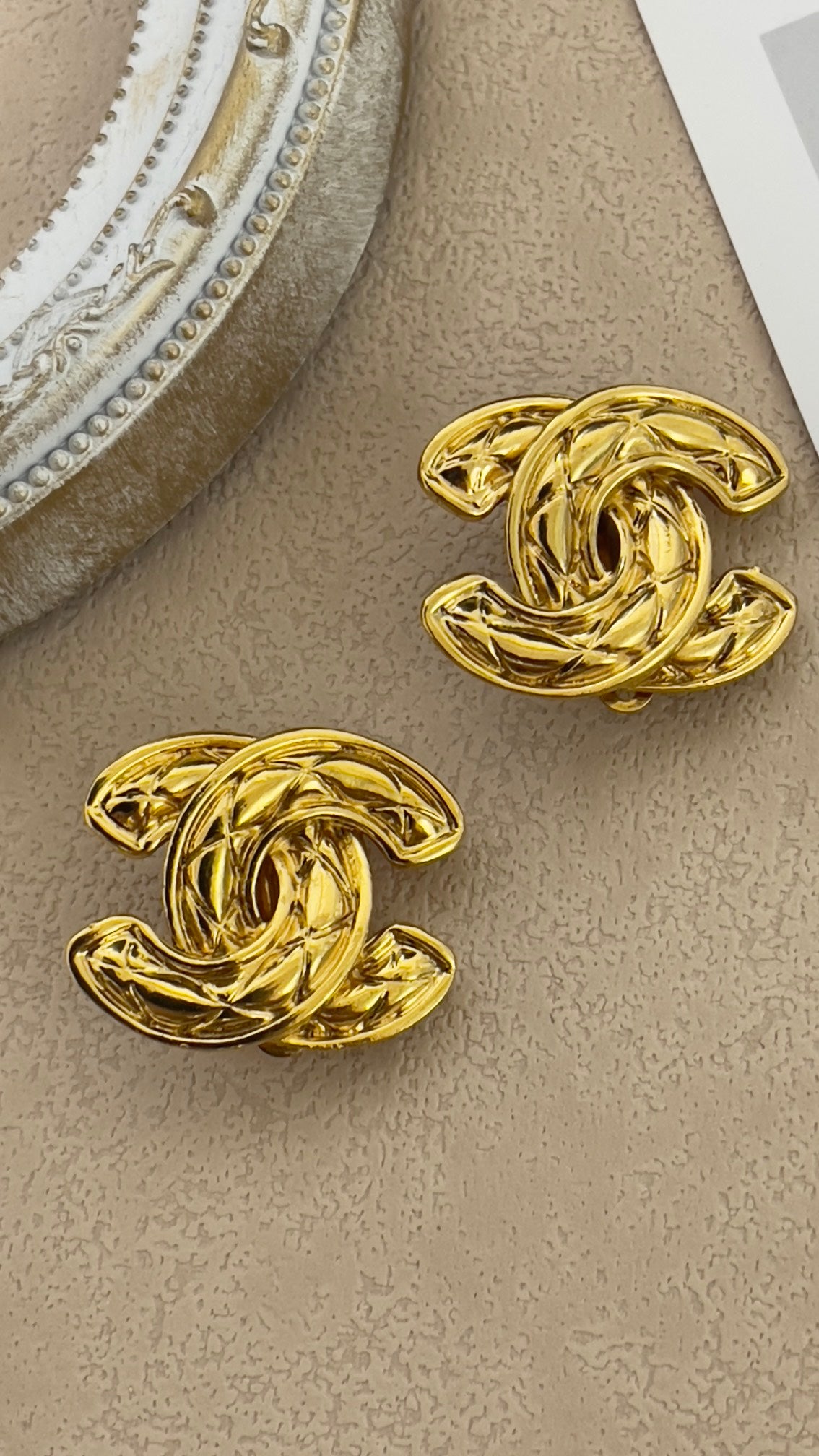 Broche CHANEL Chapado en Oro Matrasse COCO Marca Mujer Usado Auténtico