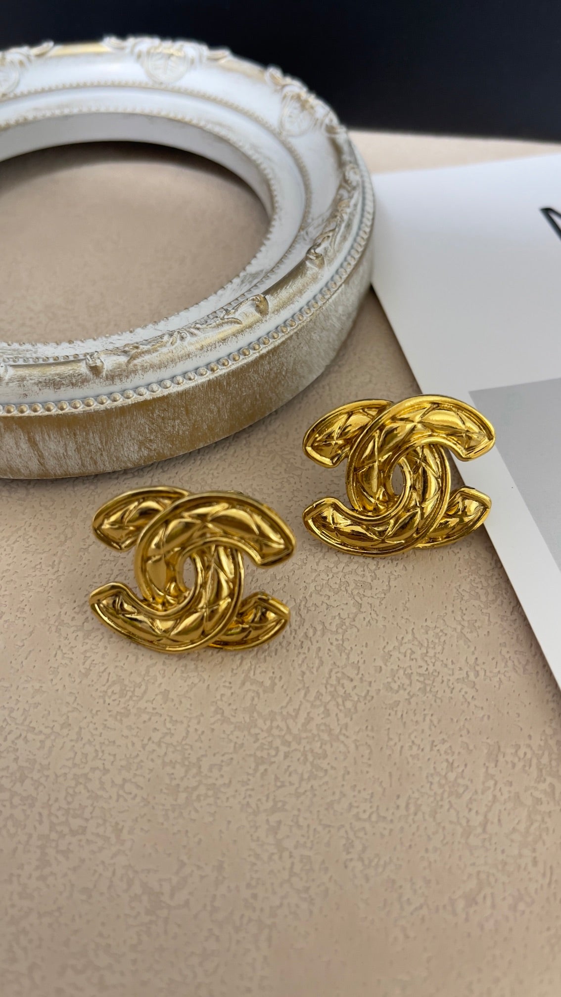 Broche CHANEL Chapado en Oro Matrasse COCO Marca Mujer Usado Auténtico