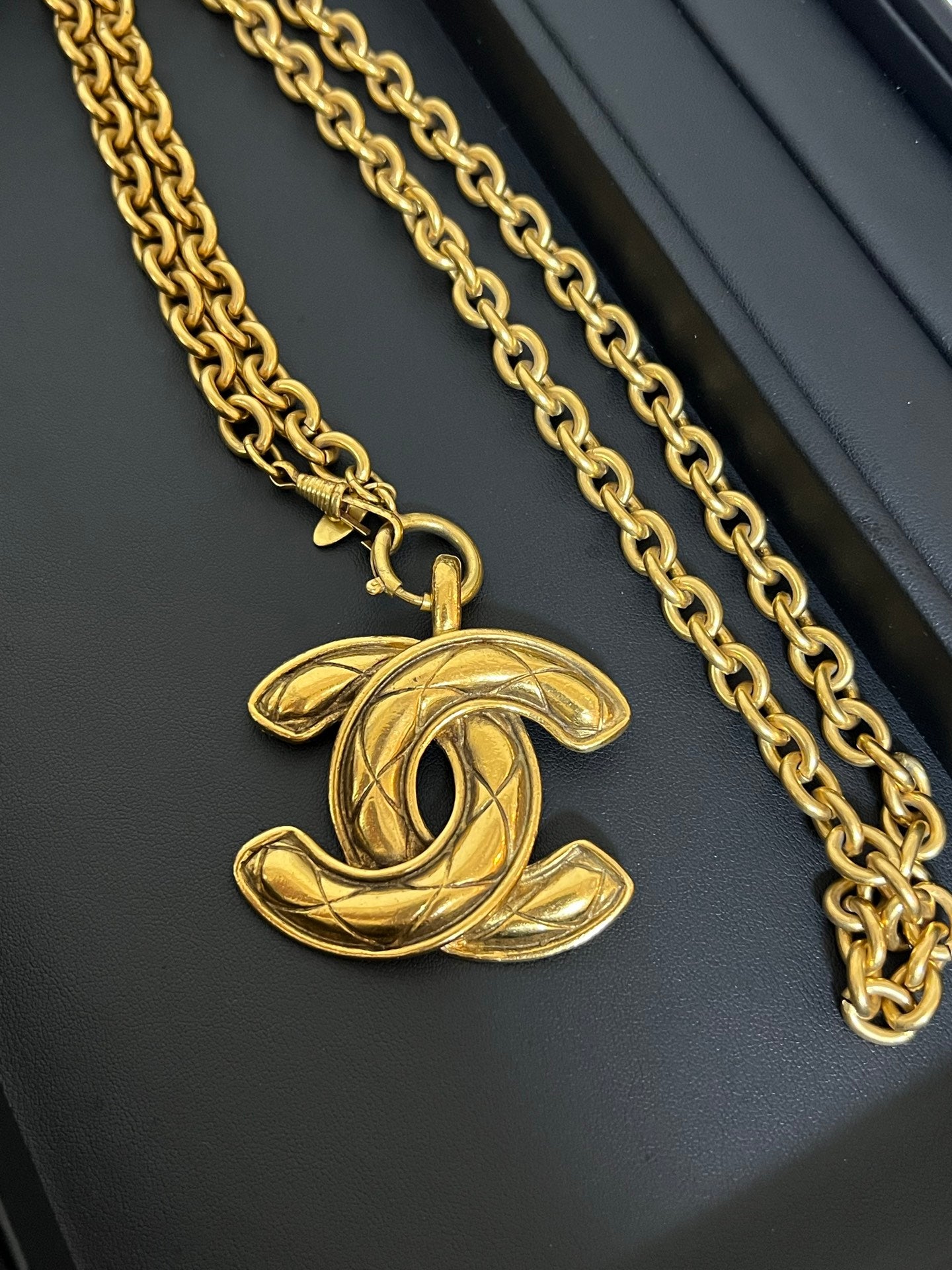 Collar CC dorado de Chanel