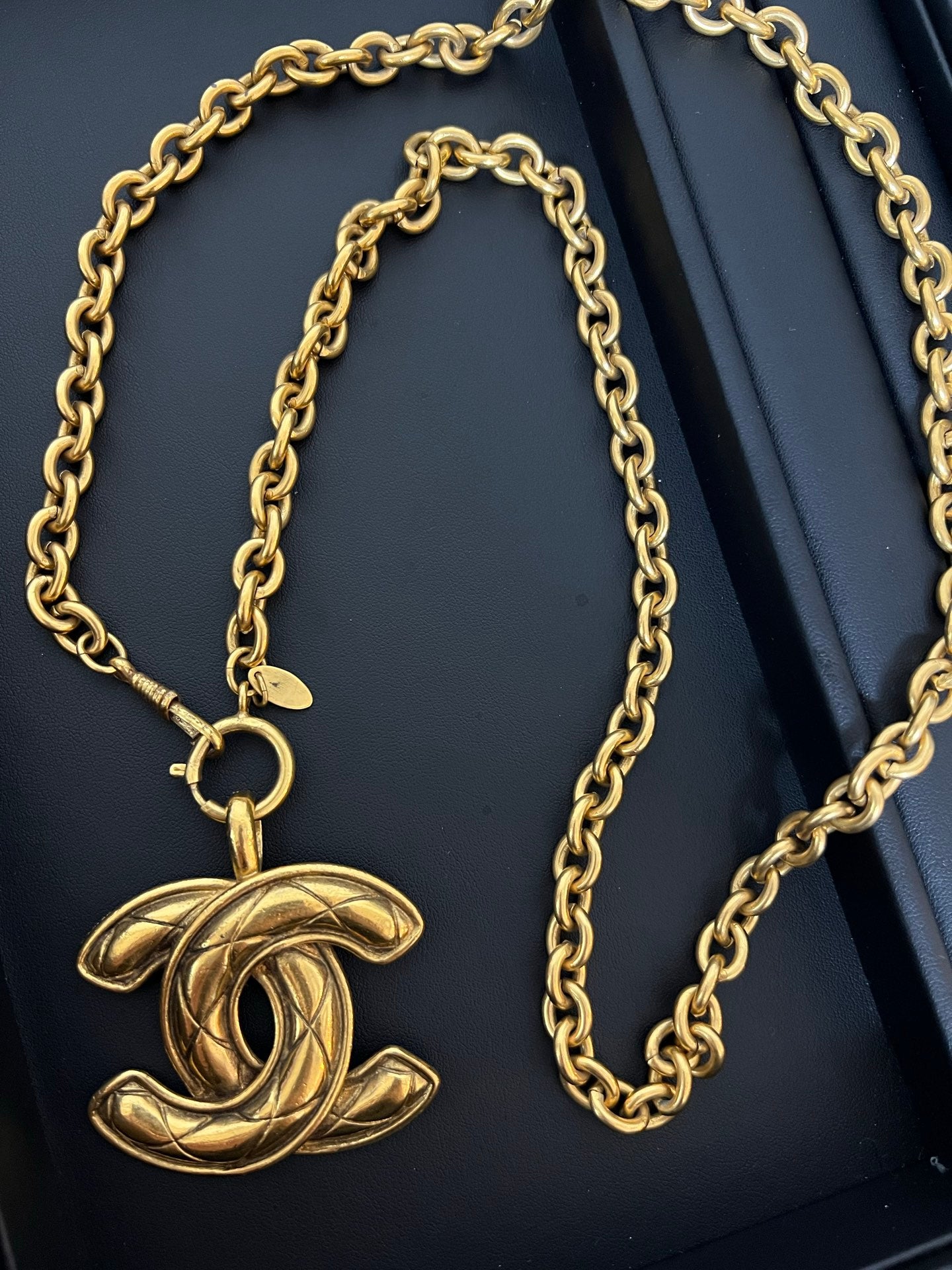 Collar CC dorado de Chanel