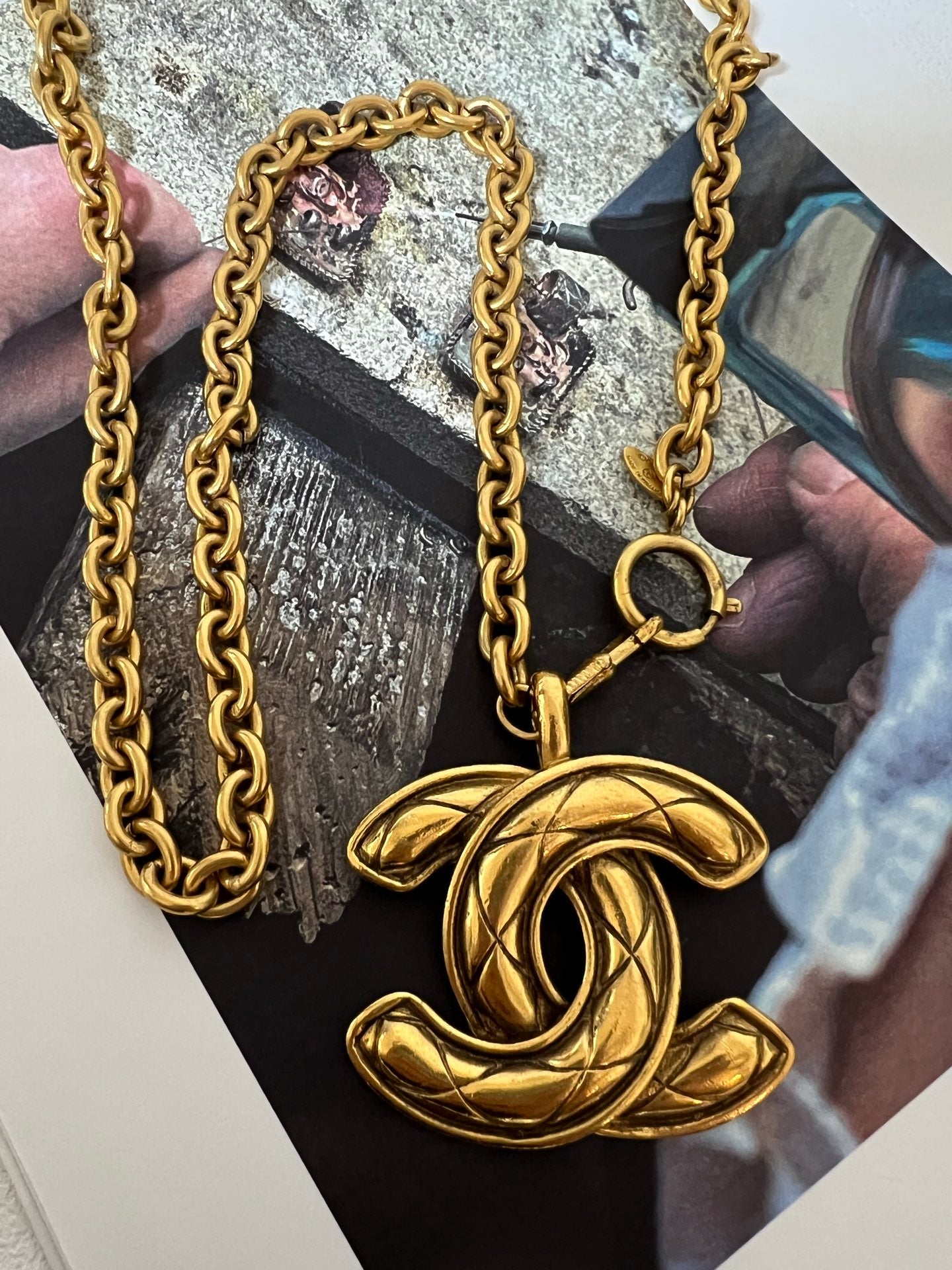 Collar CC dorado de Chanel