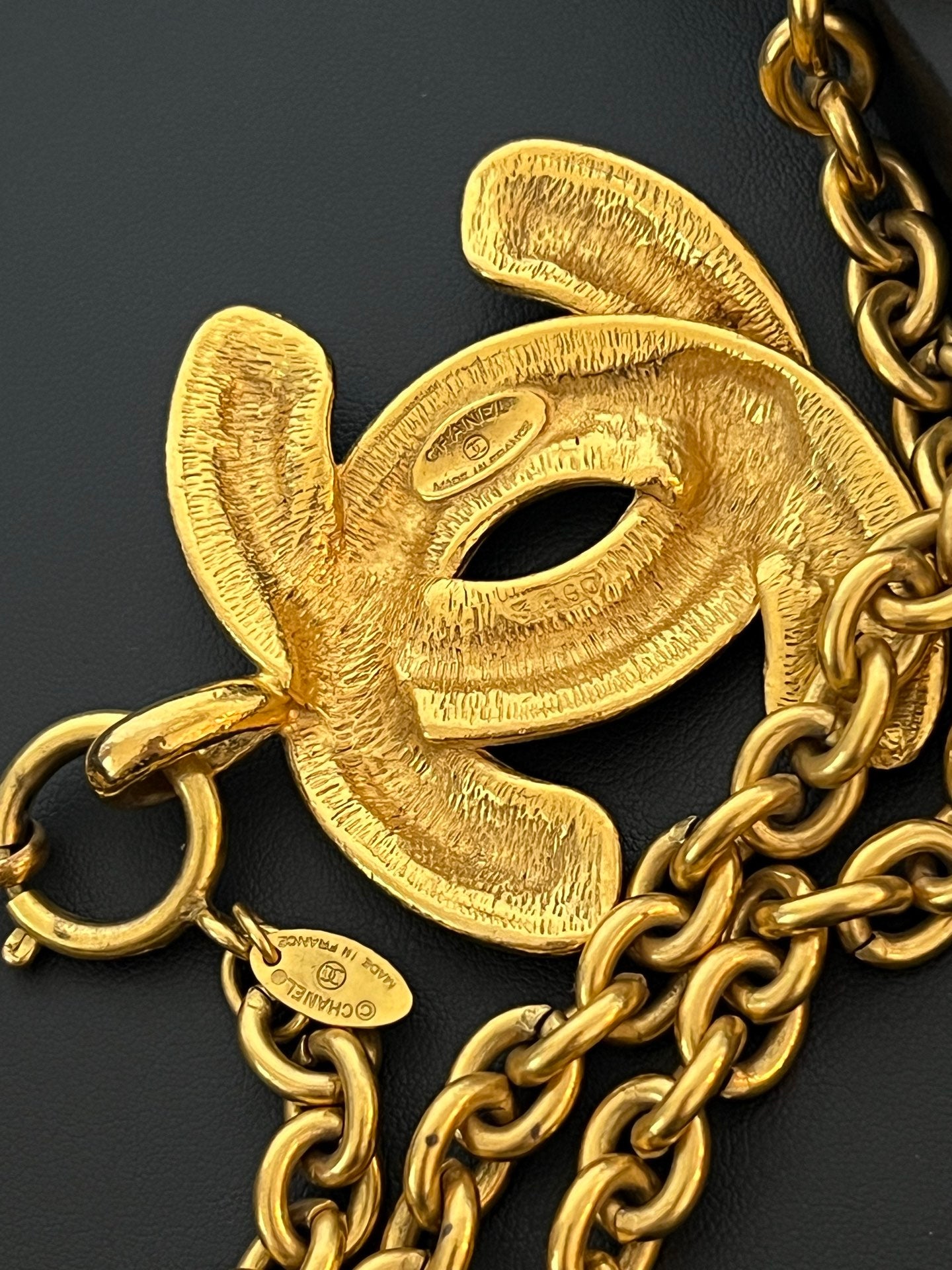 Collar CC dorado de Chanel