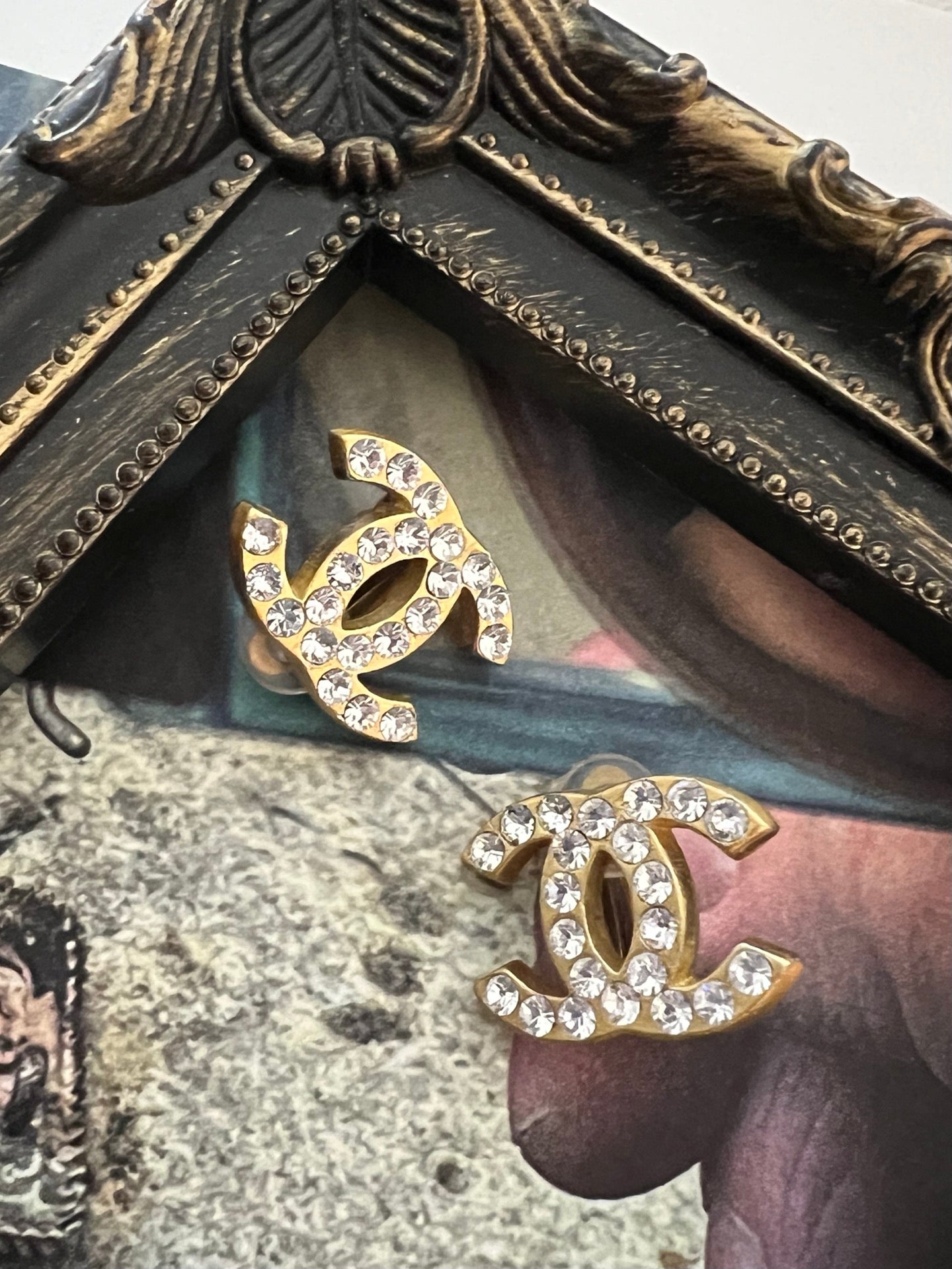 Broche vintage de Chanel con el logotipo CC en tono dorado