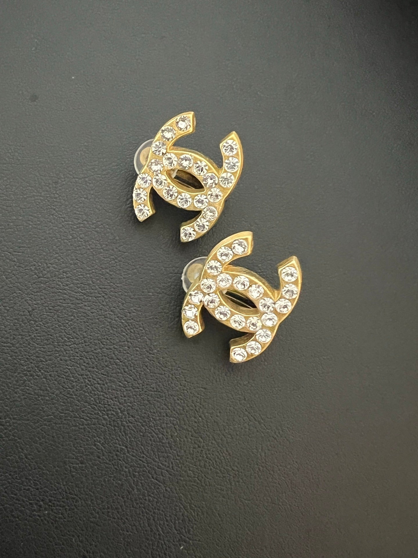 Broche vintage de Chanel con el logotipo CC en tono dorado