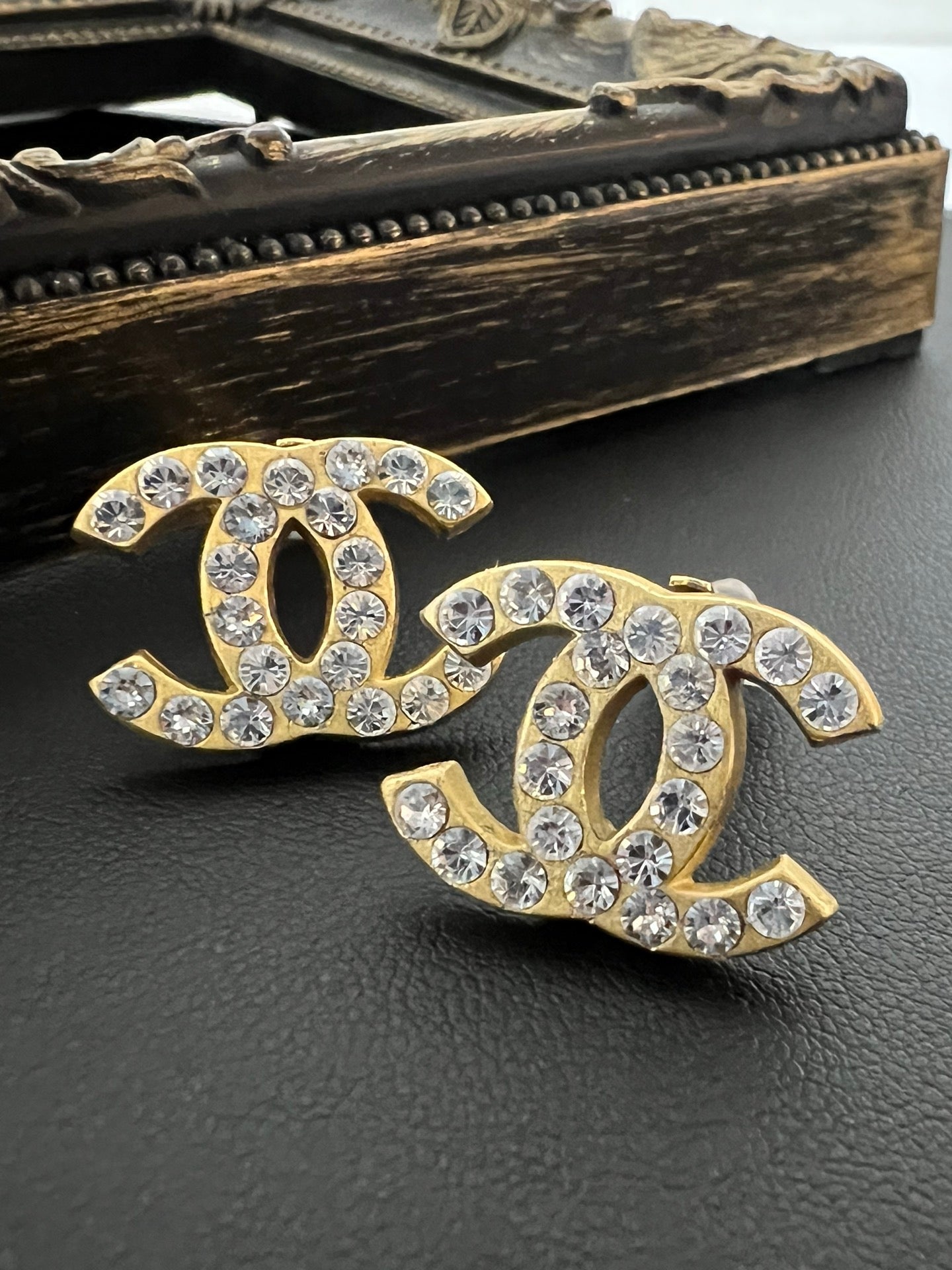 Broche vintage de Chanel con el logotipo CC en tono dorado