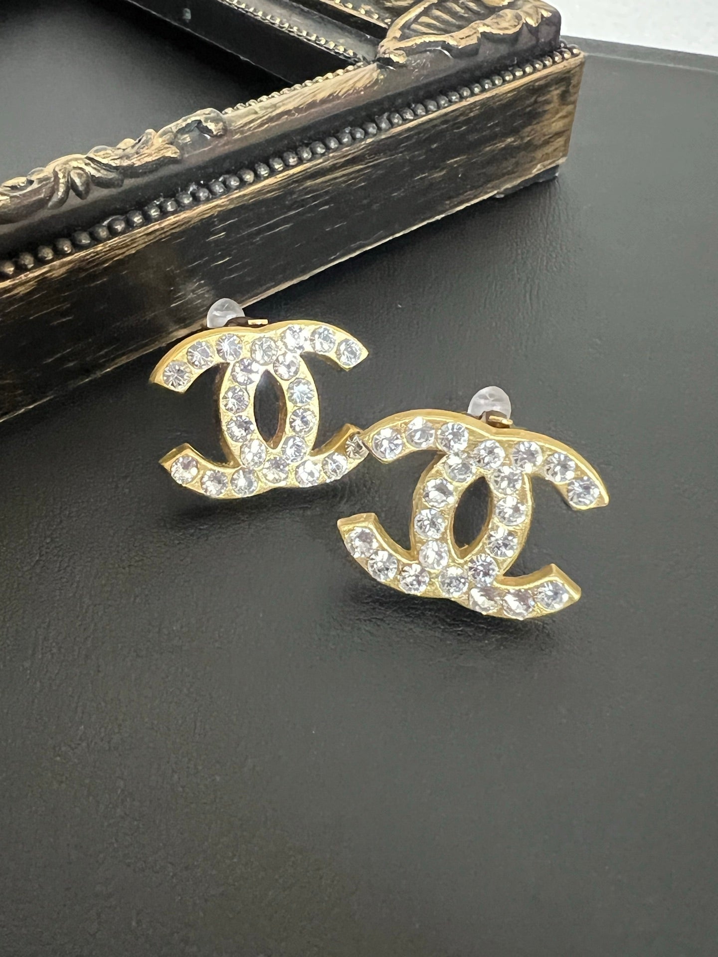 Broche vintage de Chanel con el logotipo CC en tono dorado
