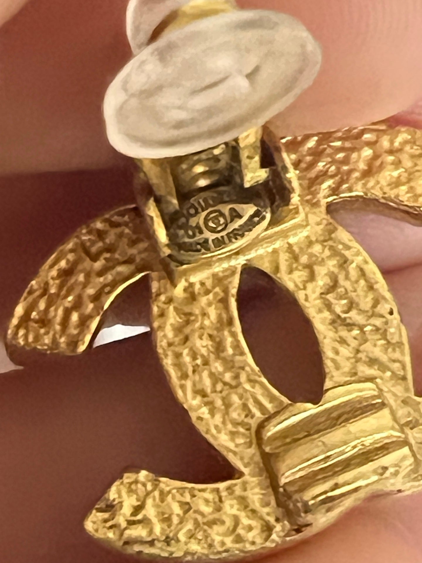 Broche vintage de Chanel con el logotipo CC en tono dorado
