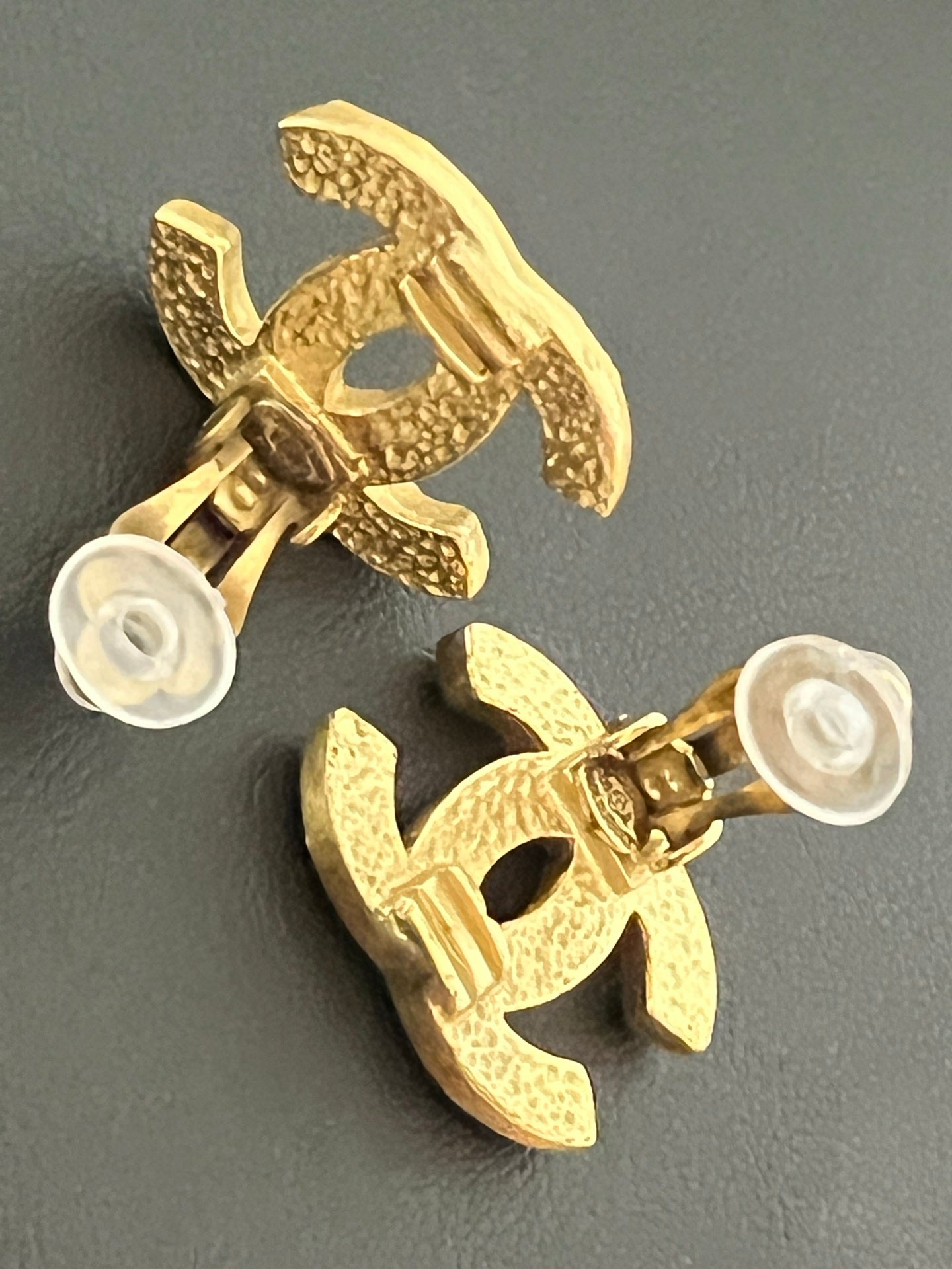 Broche vintage de Chanel con el logotipo CC en tono dorado