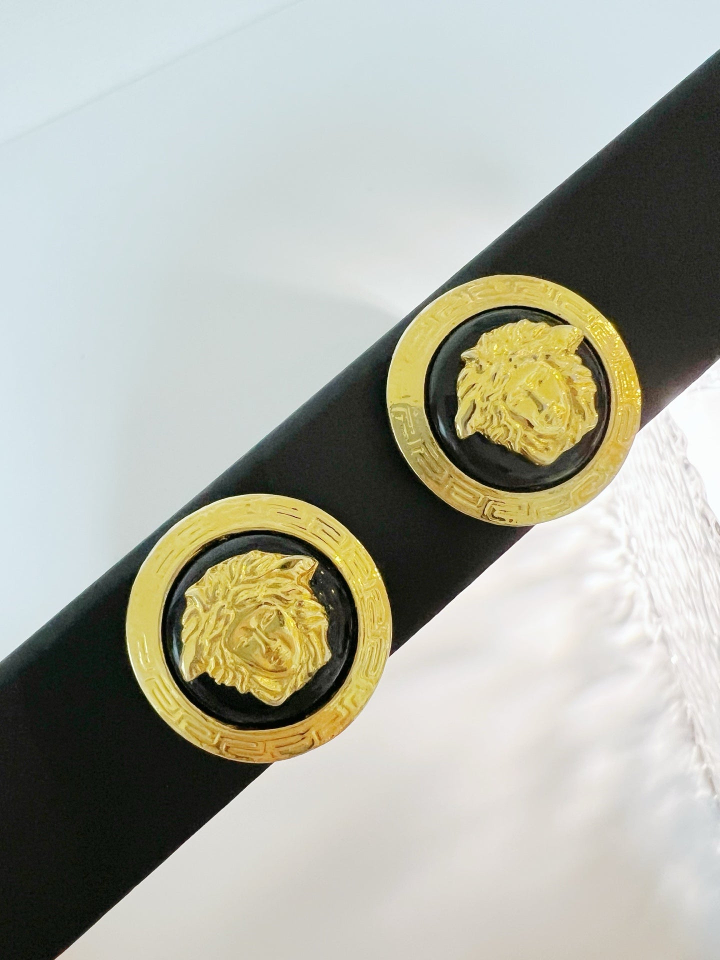 Pendientes de botón redondos de esmalte negro Medusa Madelian de Versace Gold