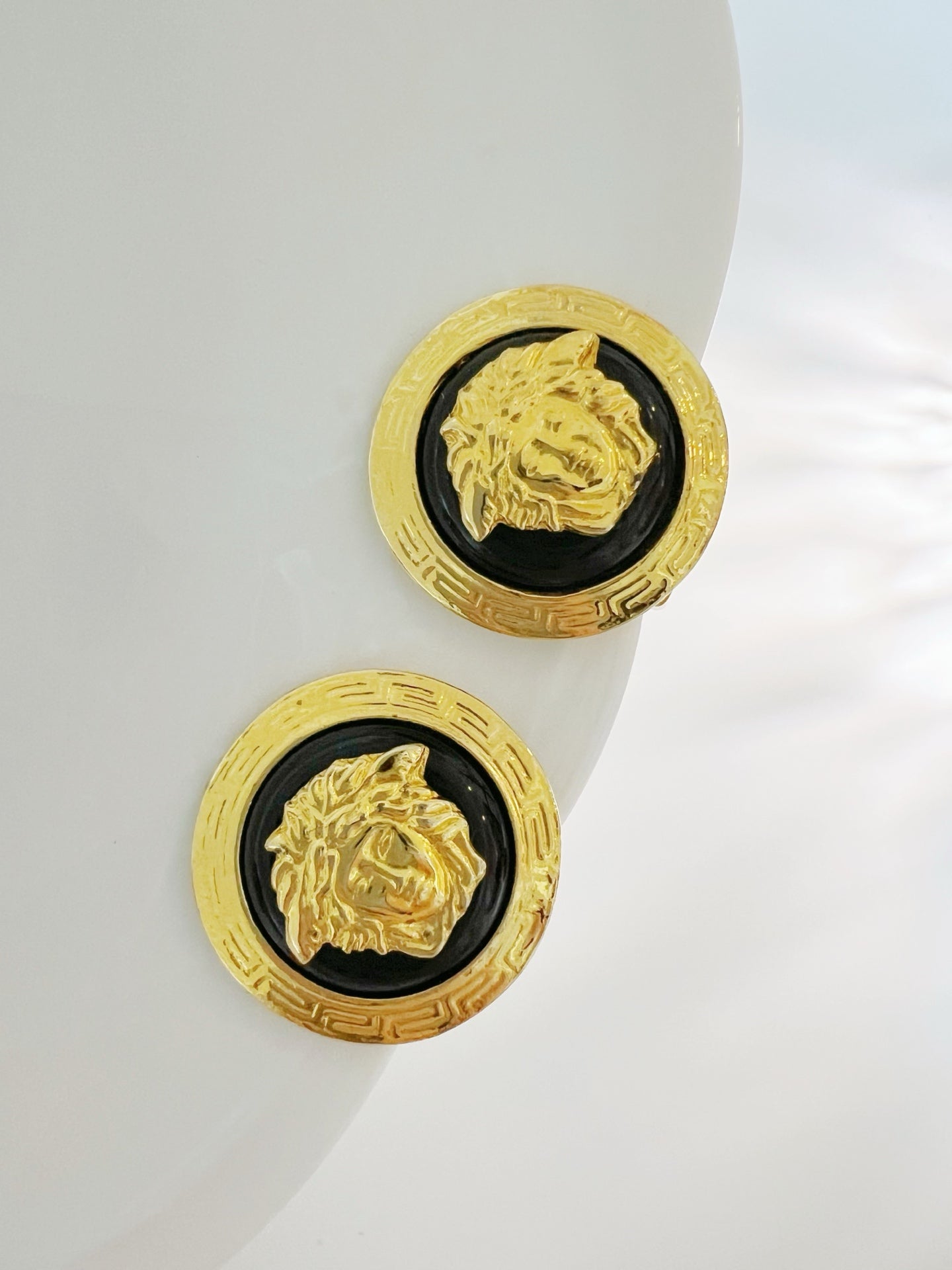Pendientes de botón redondos de esmalte negro Medusa Madelian de Versace Gold