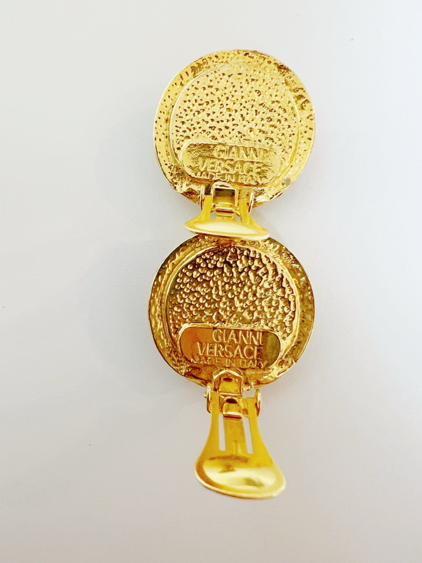 Pendientes de botón redondos de esmalte negro Medusa Madelian de Versace Gold
