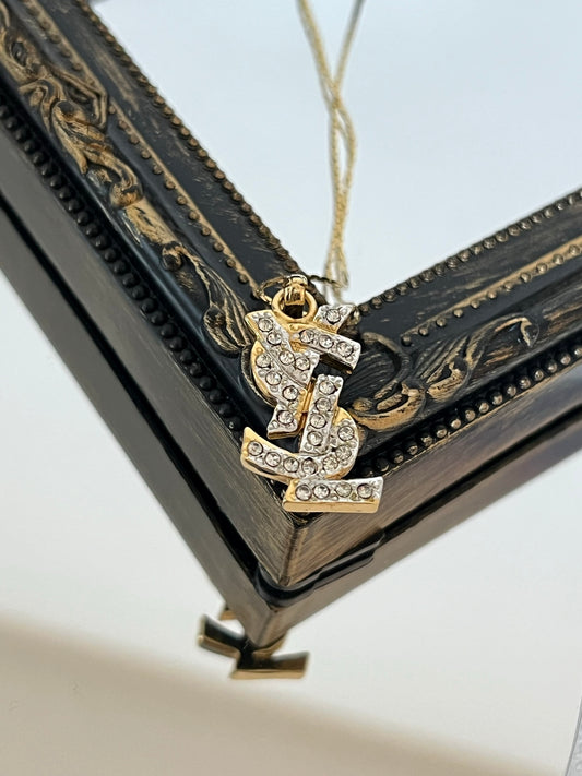Collar con colgante de logotipo de cristal vintage de Yves Saint Laurent 