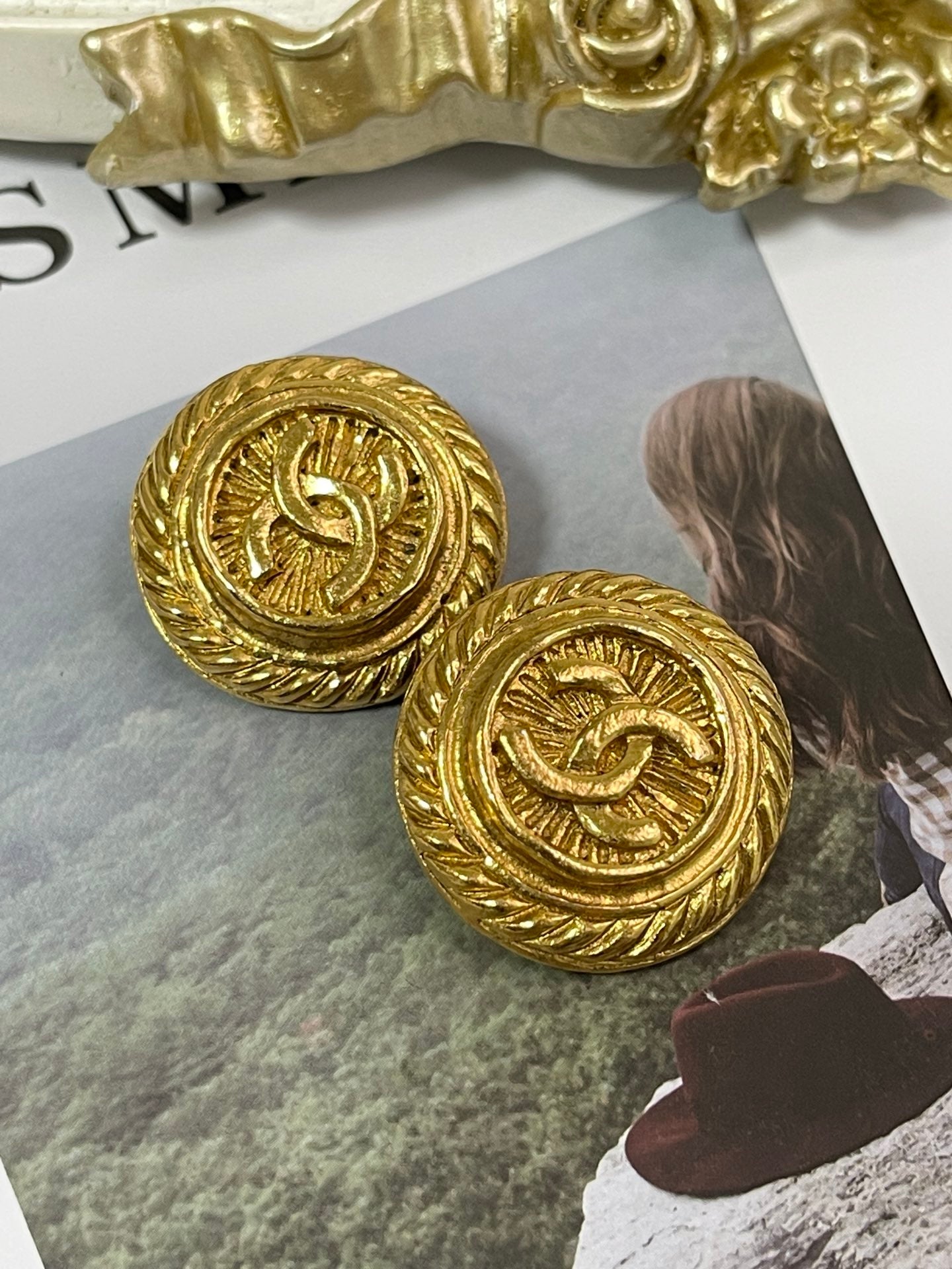 Pendientes Chanel Vintage Gold Round Coco Mark Dorados