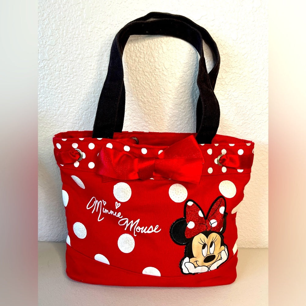 Bolso de mano de Minnie Mouse de Disney. Rojo con correas negras, lunares y cinta roja.