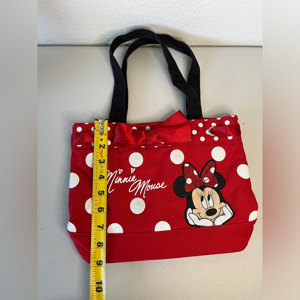 Bolso de mano de Minnie Mouse de Disney. Rojo con correas negras, lunares y cinta roja.