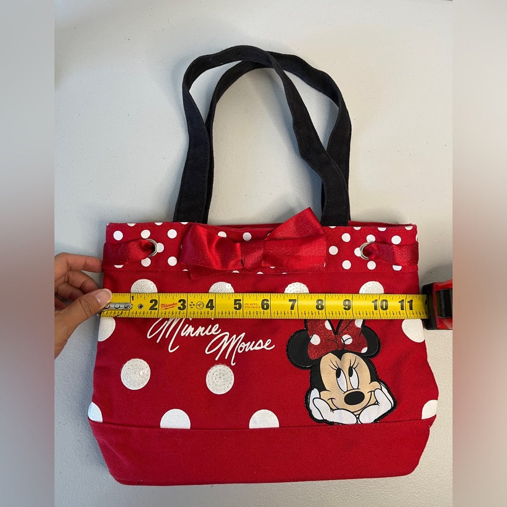 Bolso de mano de Minnie Mouse de Disney. Rojo con correas negras, lunares y cinta roja.