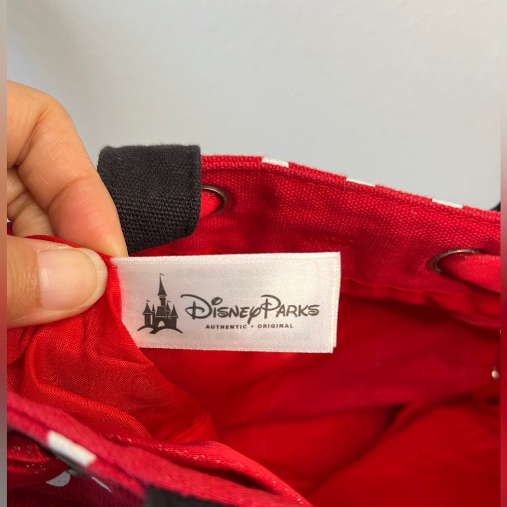 Bolso de mano de Minnie Mouse de Disney. Rojo con correas negras, lunares y cinta roja.