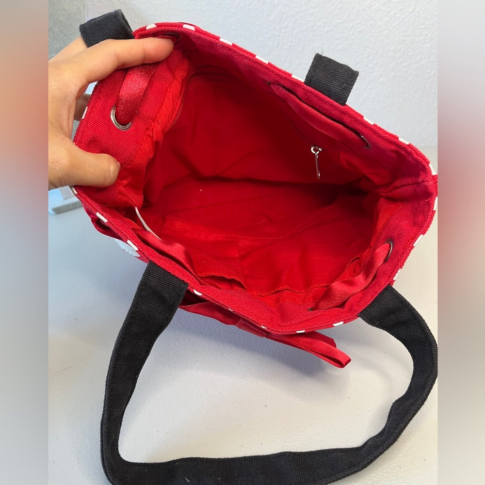 Bolso de mano de Minnie Mouse de Disney. Rojo con correas negras, lunares y cinta roja.