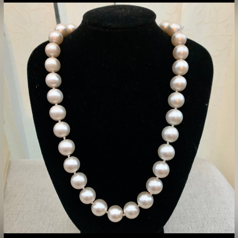 Imitation pearl necklace