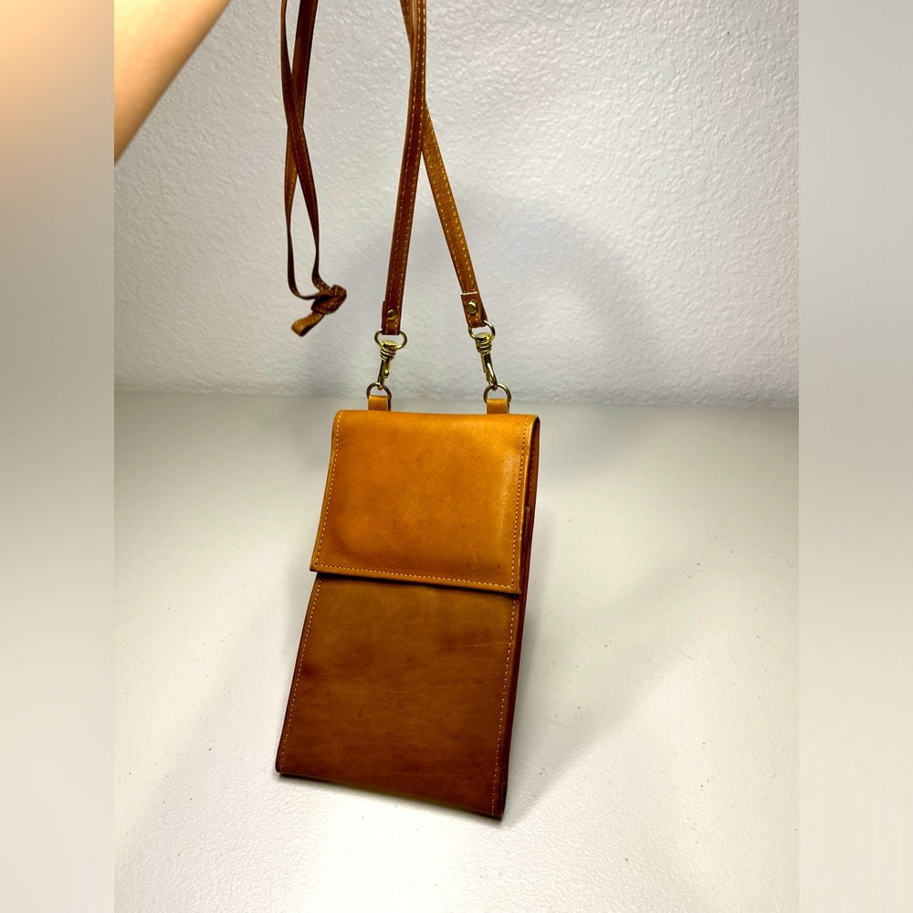 Cartera de cuero con cordón