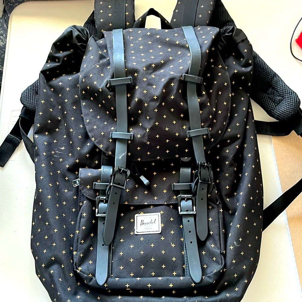 Mochila Herschel Little America - Negra con estampado - Volumen grande/estándar