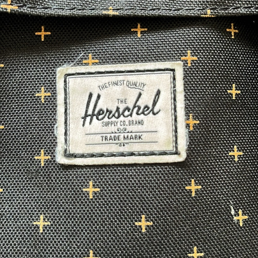 Mochila Herschel Little America - Negra con estampado - Volumen grande/estándar