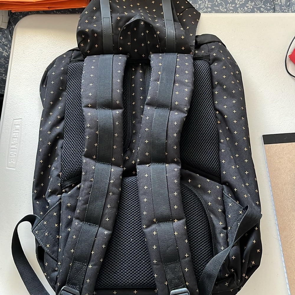 Mochila Herschel Little America - Negra con estampado - Volumen grande/estándar