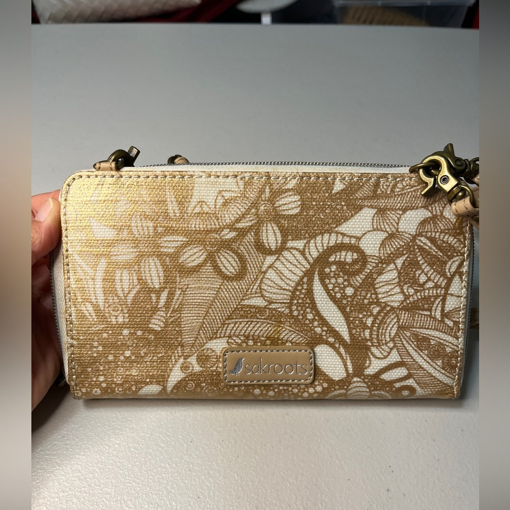 Cartera de mano con cremallera alrededor de Sakroots con solapa y sección para monedas, ver fotos, leer descripción.