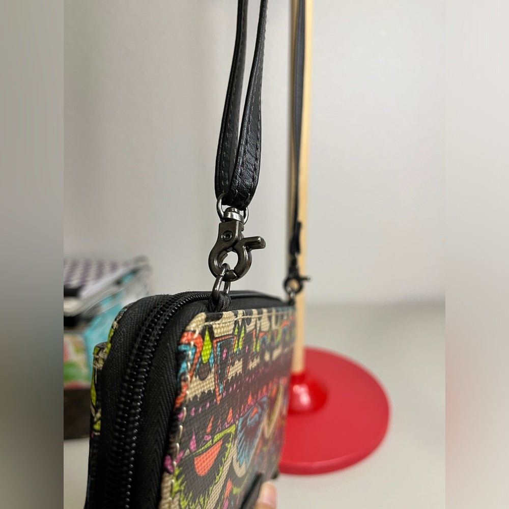 Bolsos y carteras tipo bandolera Sakroots con exterior de lona para mujer