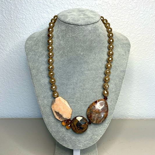 Woman’s Natural stone + artificial pearl necklace