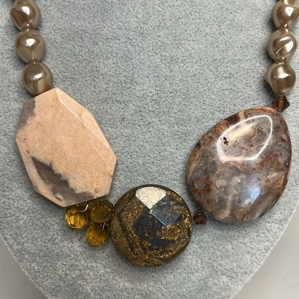 Woman’s Natural stone + artificial pearl necklace