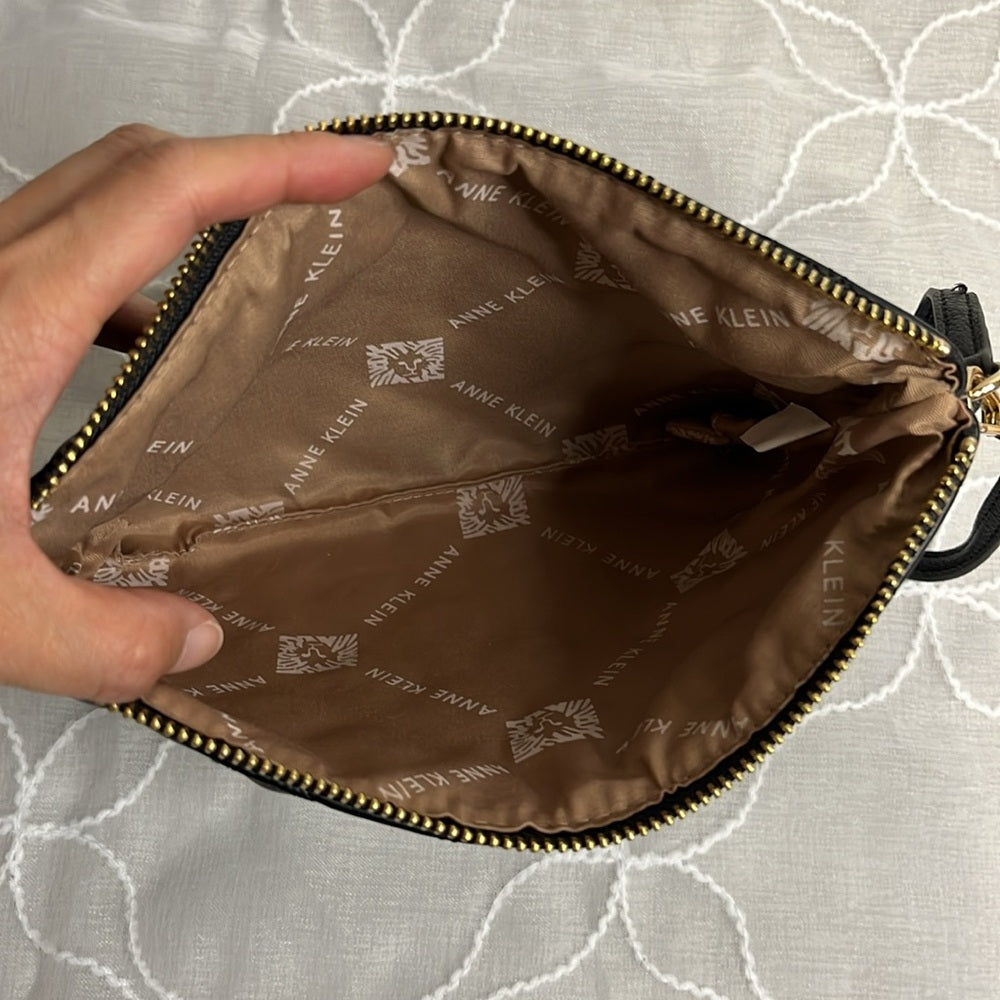 AK makeup’s pouch