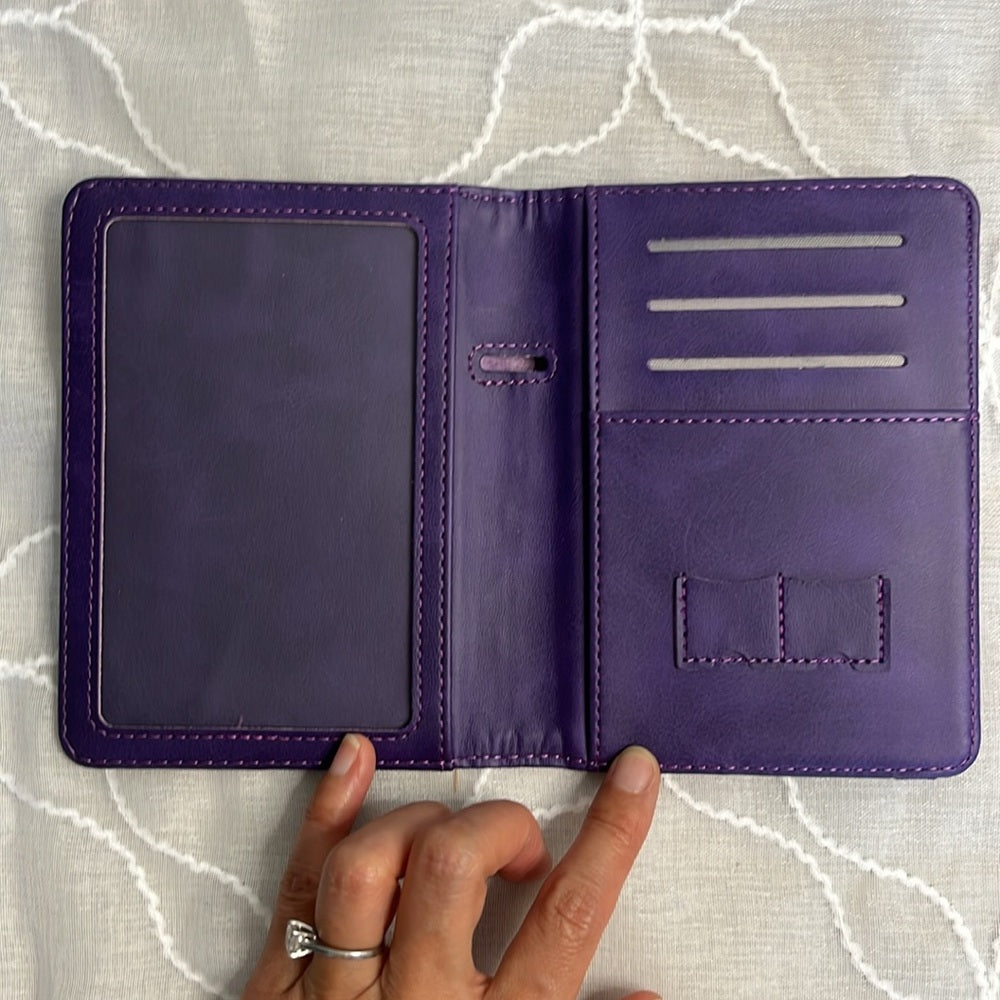 Funda para pasaporte, tarjetero y billetera de viaje con bloqueo RFID, color morado, nueva