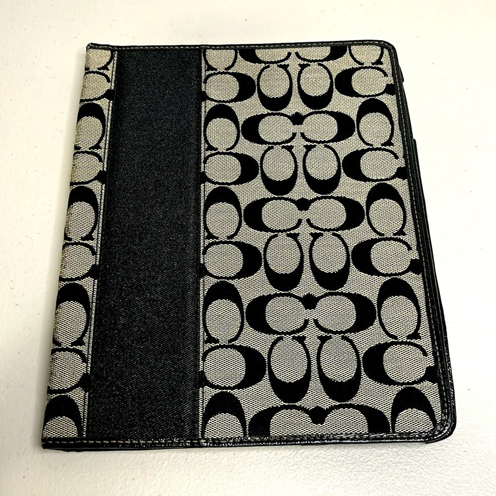 Funda acolchada para iPad y tableta Coach Signature. Color negro. Logotipo de Coach