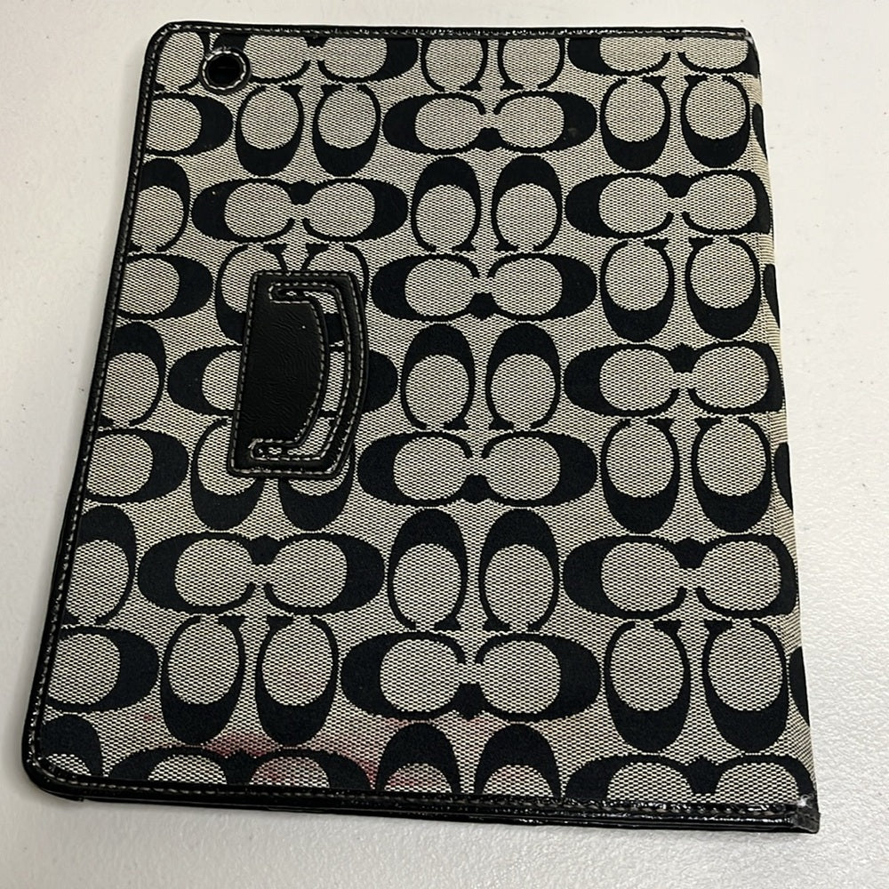 Funda acolchada para iPad y tableta Coach Signature. Color negro. Logotipo de Coach