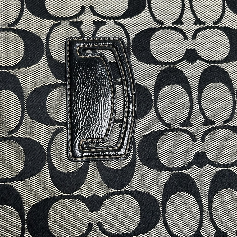 Funda acolchada para iPad y tableta Coach Signature. Color negro. Logotipo de Coach