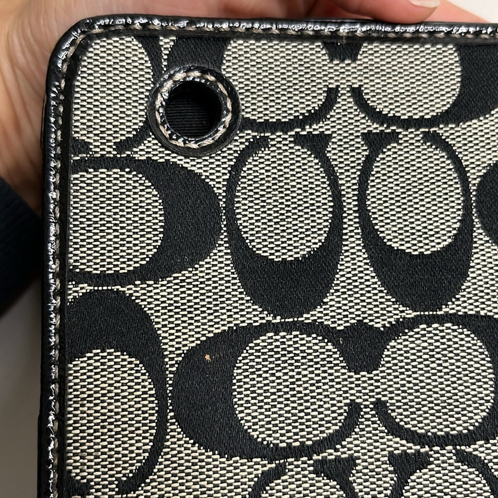 Funda acolchada para iPad y tableta Coach Signature. Color negro. Logotipo de Coach