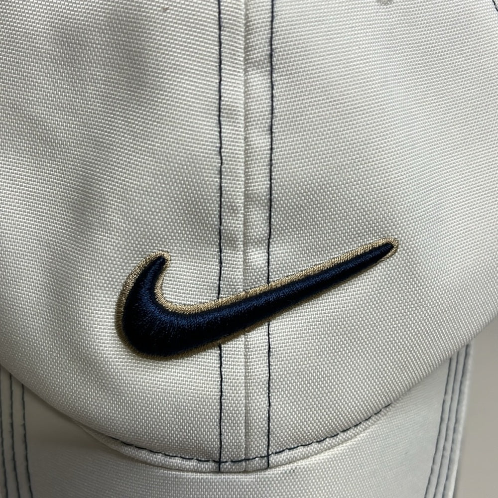 Gorra de golf ajustable de malla unisex para adultos Nike 2010, color blanco y azul marino 336056-419