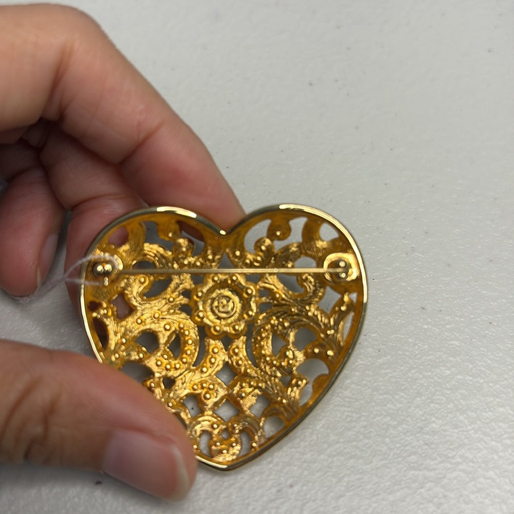 BROCHE CON CRISTAL SWAROVSKI FIRMADO EN FORMA DE CORAZÓN, BAÑO EN ORO DE 22 QUILATES, RETIRADO, RARO